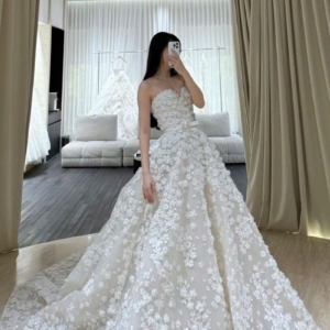 vay cuoi chu a cup nguc phu voan dinh hoa nhi 3d