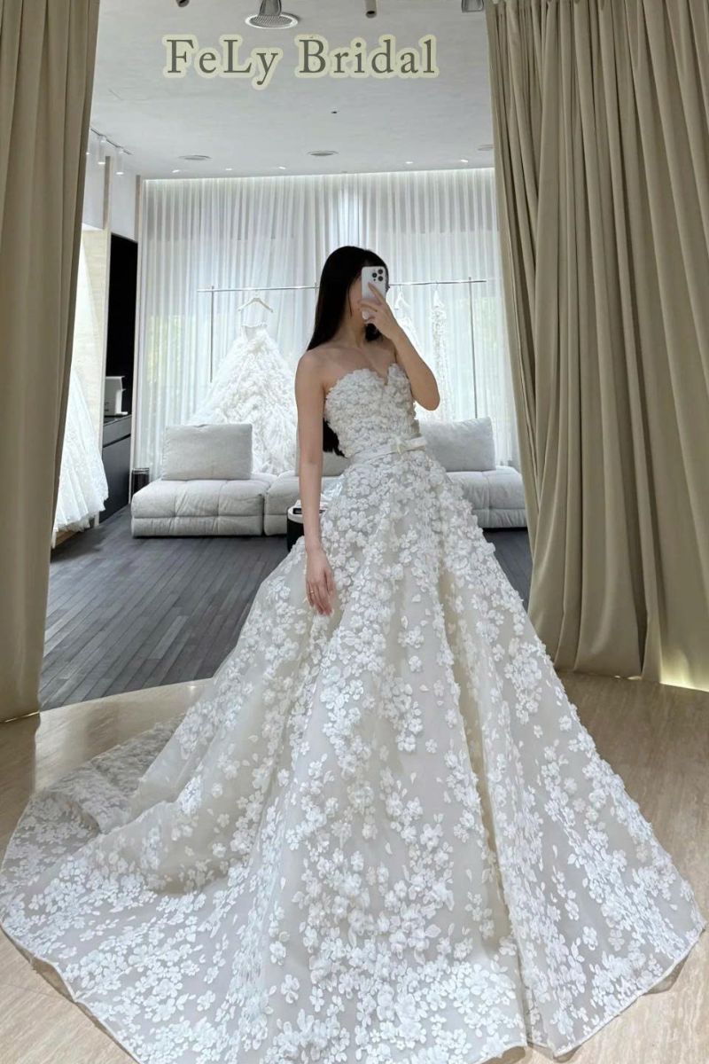 Váy cưới chữ A cúp ngực phủ voan đính hoa nhí 3D