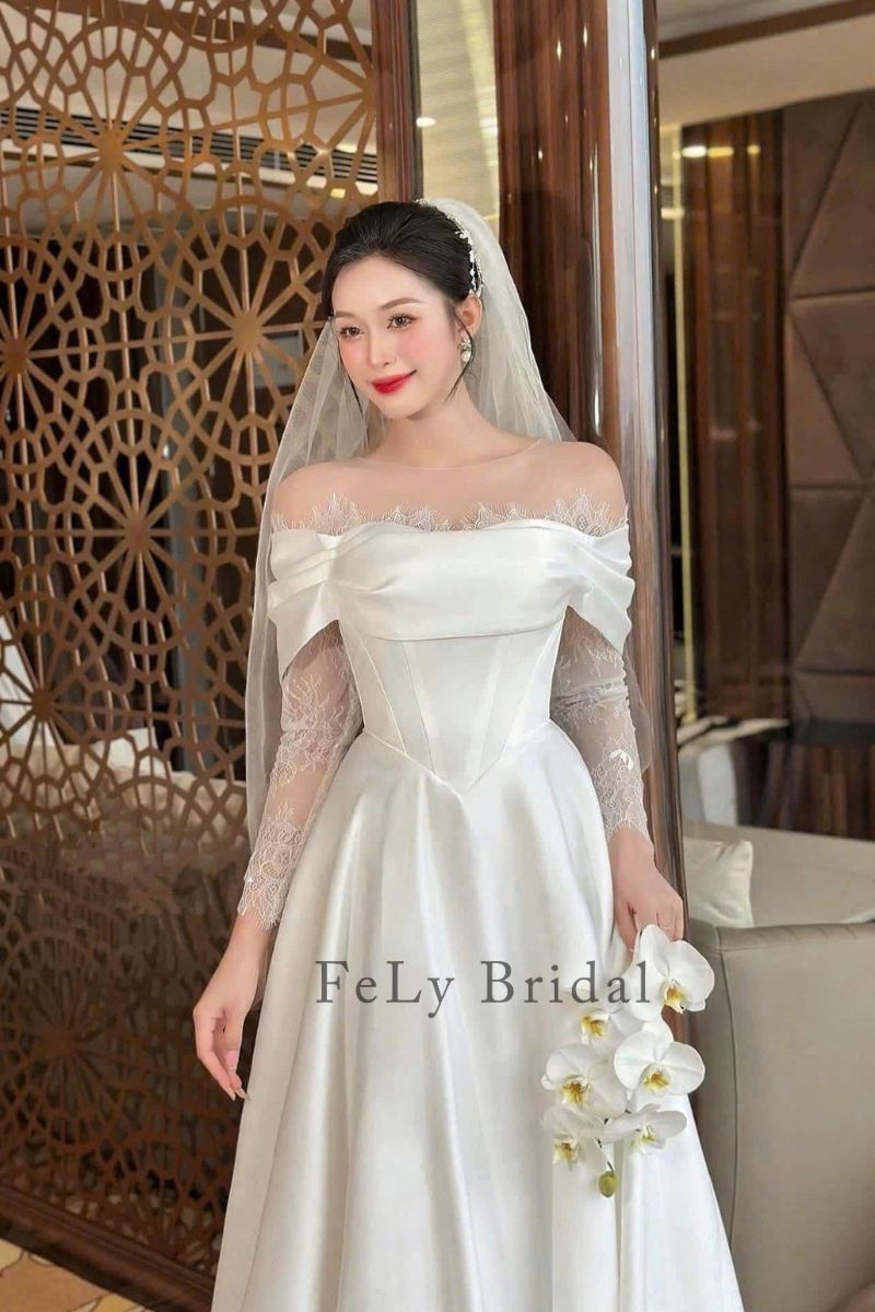 Váy cưới chữ A satin trễ vai phối voan ren