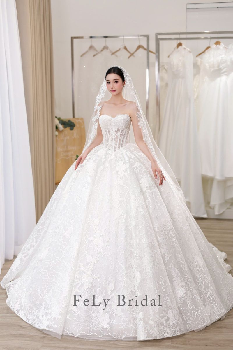 Váy cưới công chúa corset phủ ren hoa