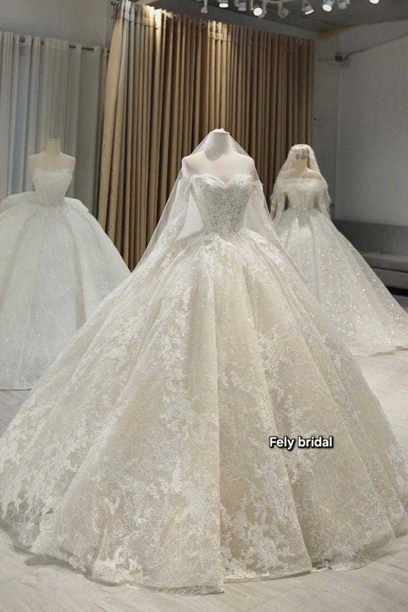 Váy cưới công chúa phủ ren hoa dài tay