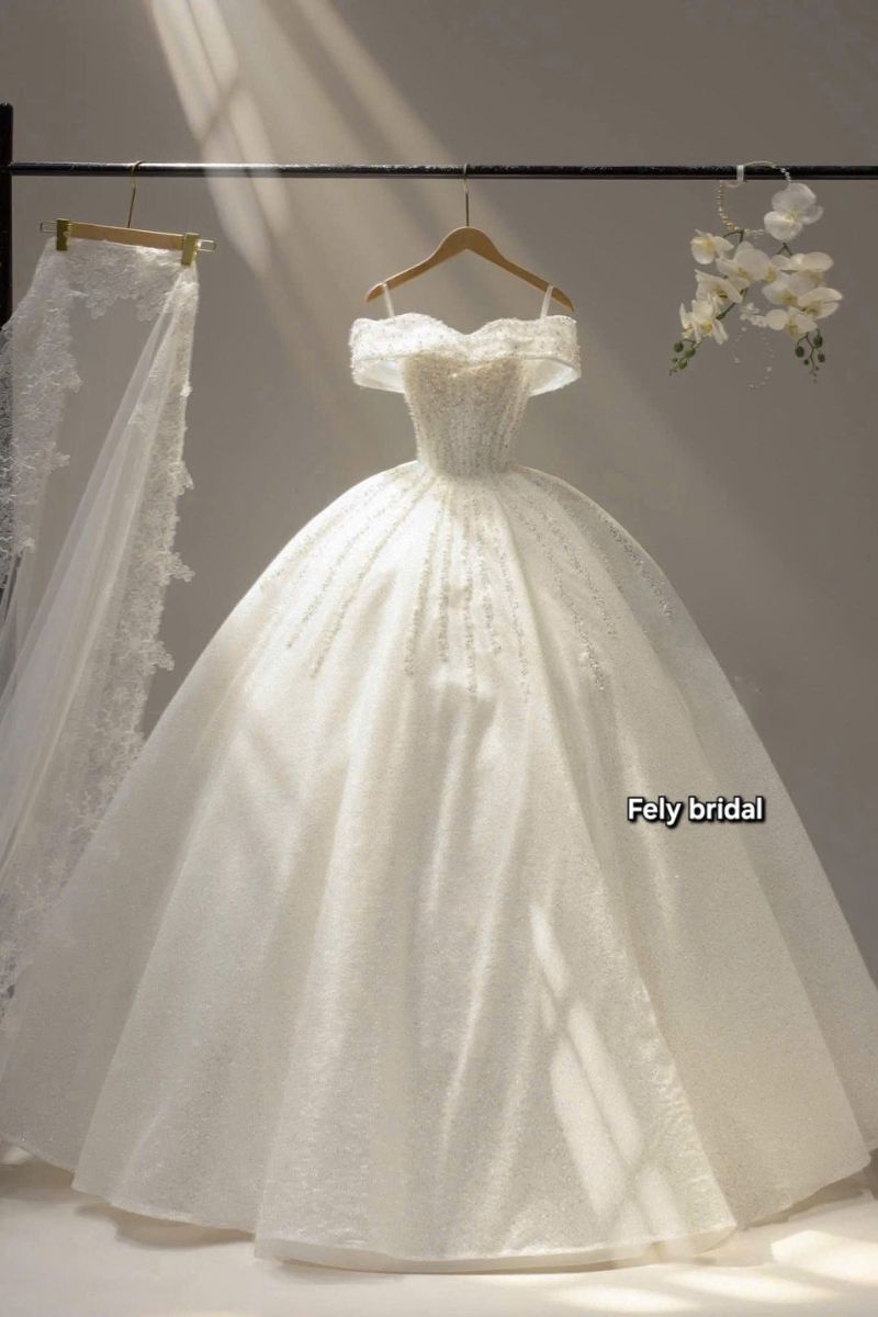 Váy cưới công chúa trễ vai dệt kim lấp lánh