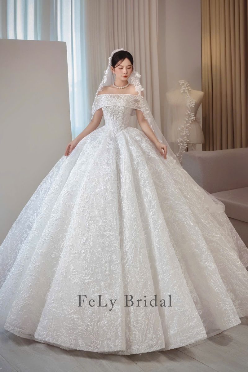 Váy cưới công chúa trễ vai vân dệt kim