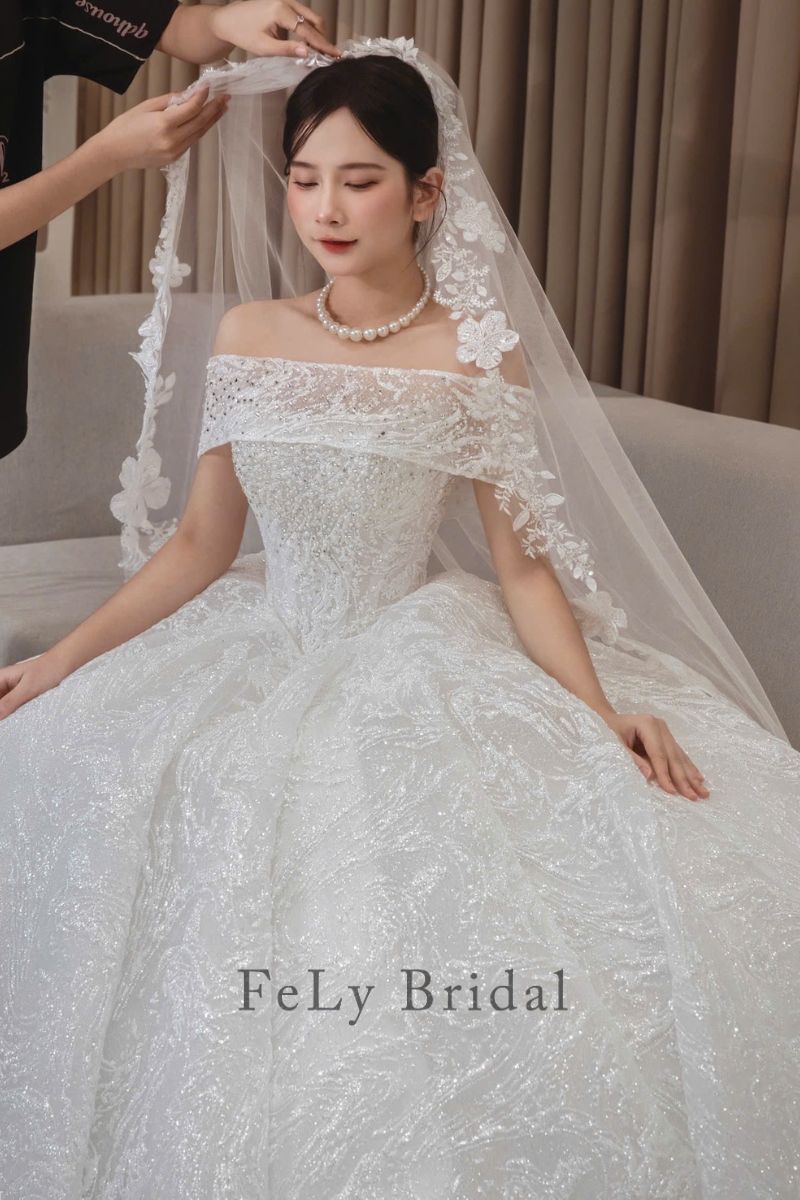 Váy cưới công chúa trễ vai vân dệt kim Váy cưới công chúa trễ vai vân dệt kim