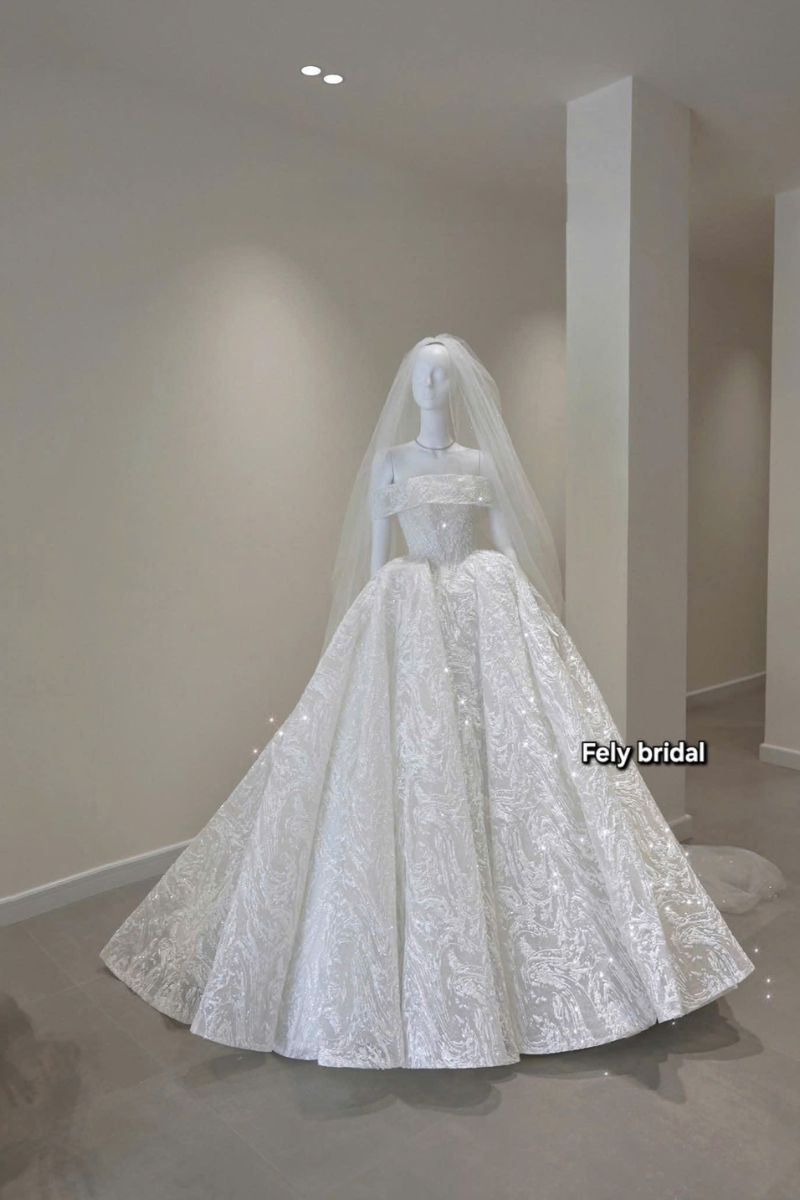 Váy cưới công chúa trễ vai vân sóng lấp lánh