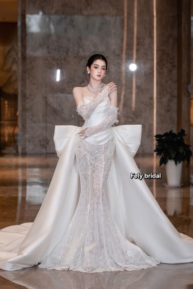 Váy cưới đuôi cá đính kết phối nơ satin bản to