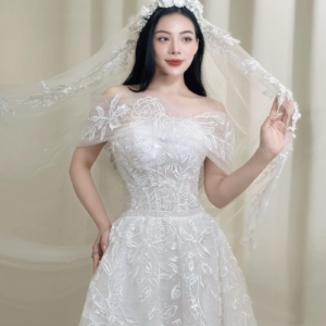 Váy Chữ A Ren Hoa Nổi Trễ Vai Phối Voan Mềm