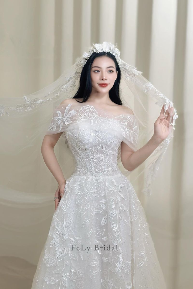 Váy Chữ A Ren Hoa Nổi Trễ Vai Phối Voan Mềm