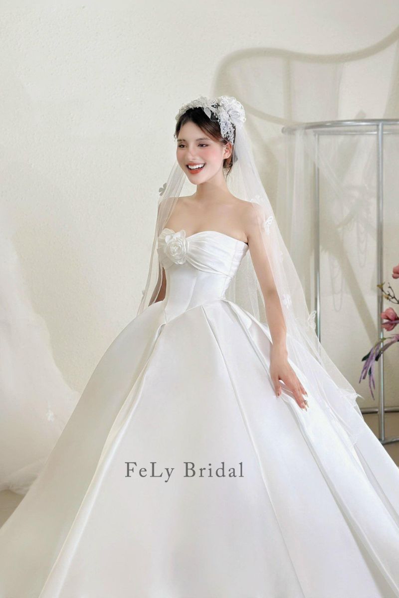 vay cong chua satin trang hoa noi dang quay 1