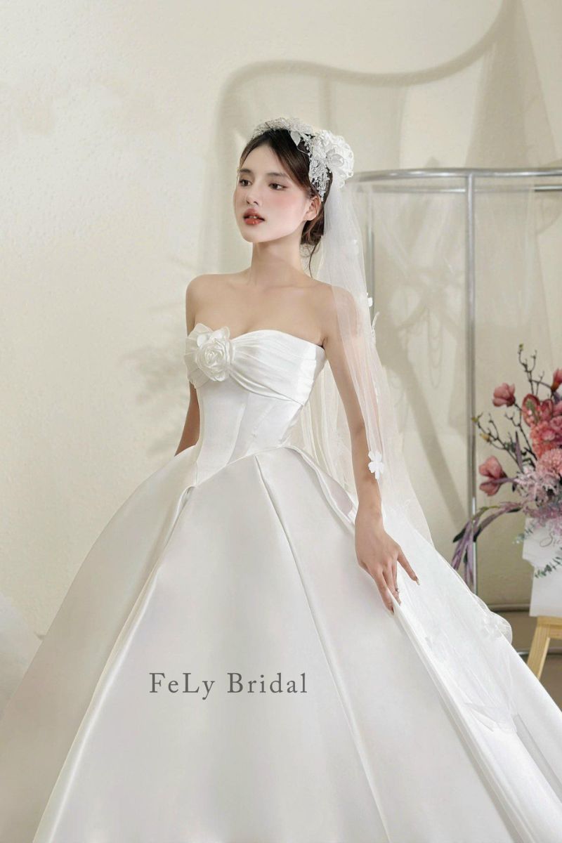 vay cong chua satin trang hoa noi dang quay 2