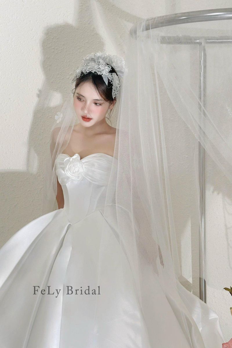 vay cong chua satin trang hoa noi dang quay 3