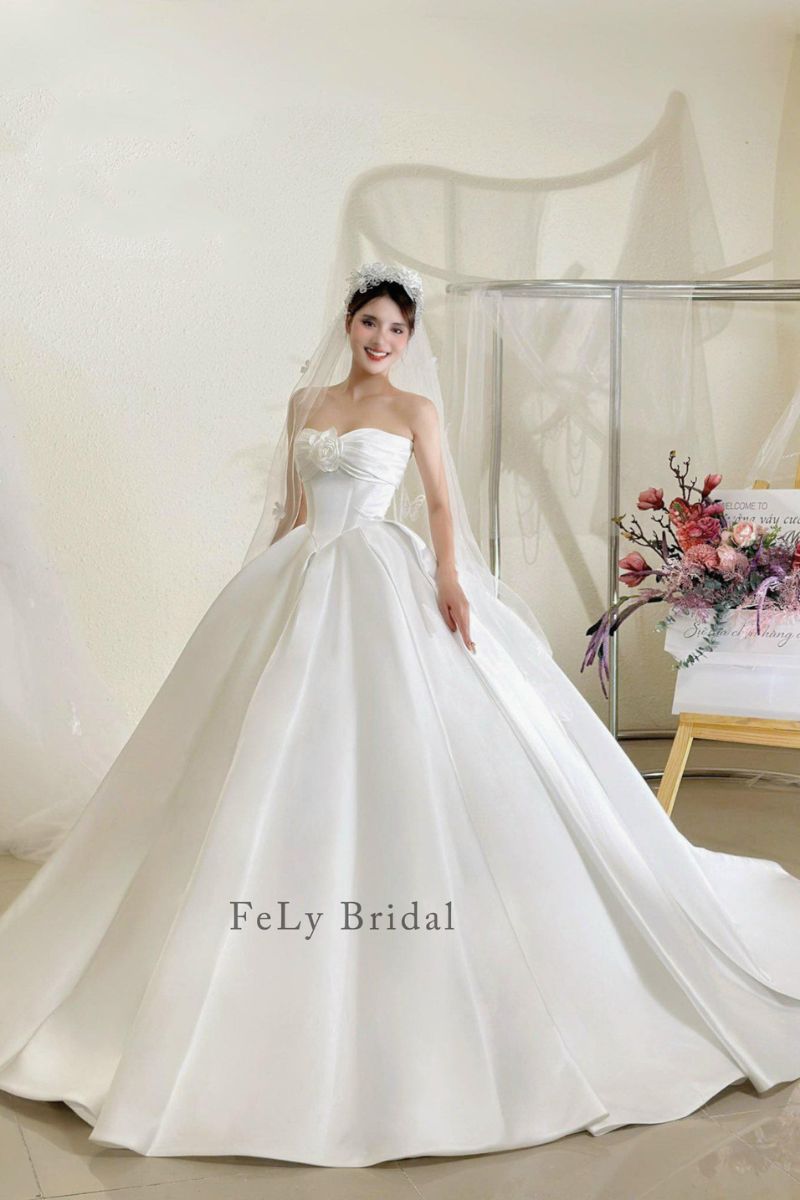 Váy Công Chúa Satin Trắng Hoa Nổi Dáng Quây