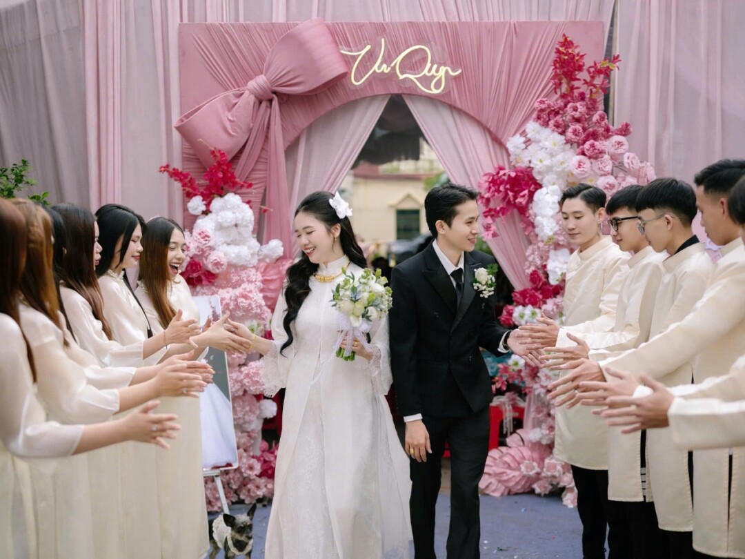 Các Kiểu Chụp Hình Bưng Quả Đẹp Cho Ngày Ăn Hỏi