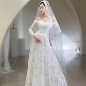 Váy Ren Hoa Trắng Cổ Ngang Tay Dài