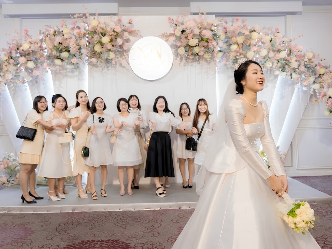 Tung hoa cưới có ý nghĩa gì? Phong tục này bắt nguồn từ đâu?