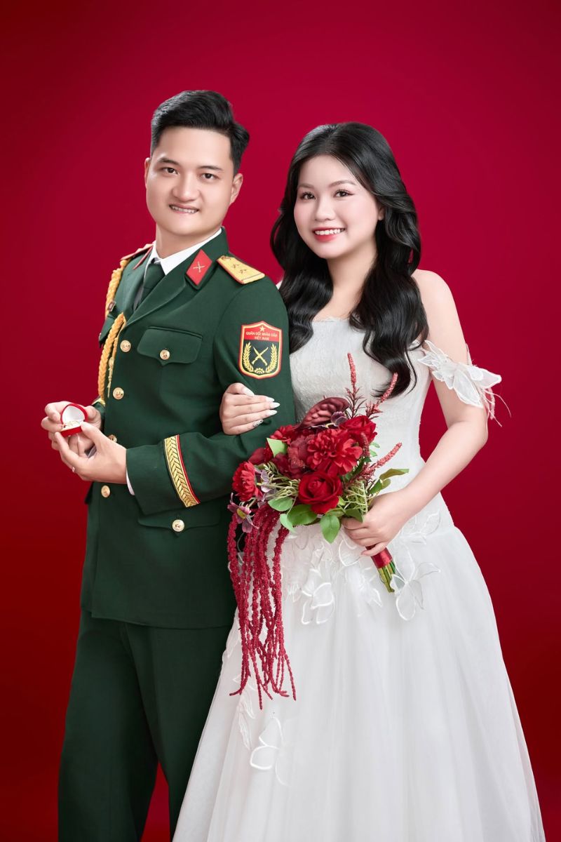 mac quan phuc chup anh cuoi 2