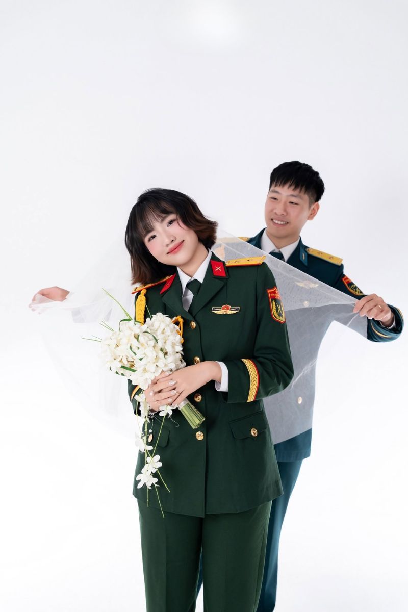 mac quan phuc chup anh cuoi 3