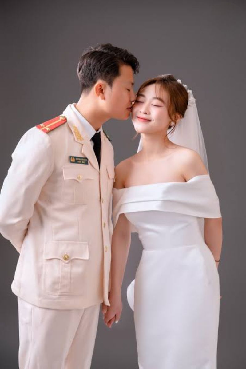 mac quan phuc chup anh cuoi 6