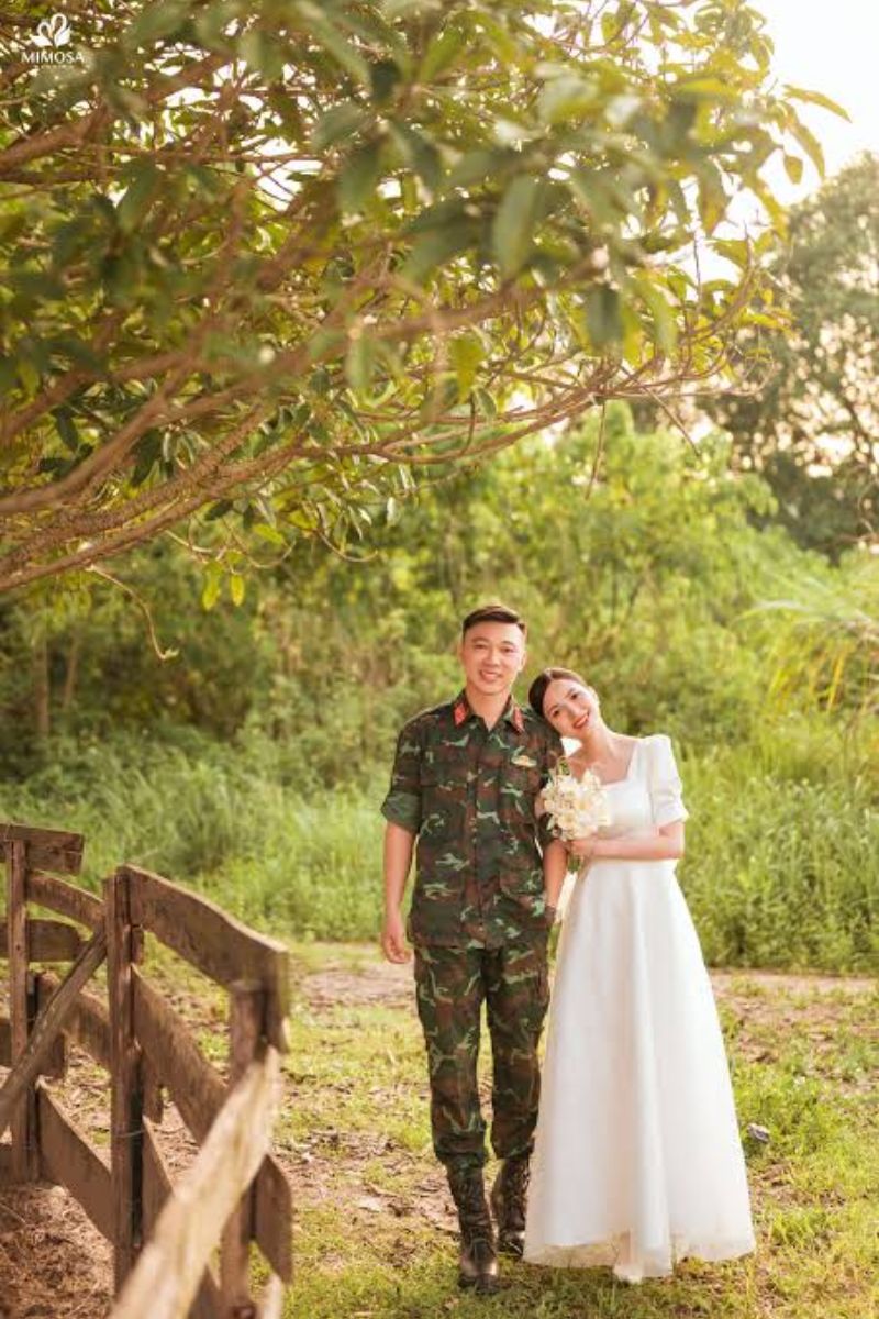 mac quan phuc chup anh cuoi 8