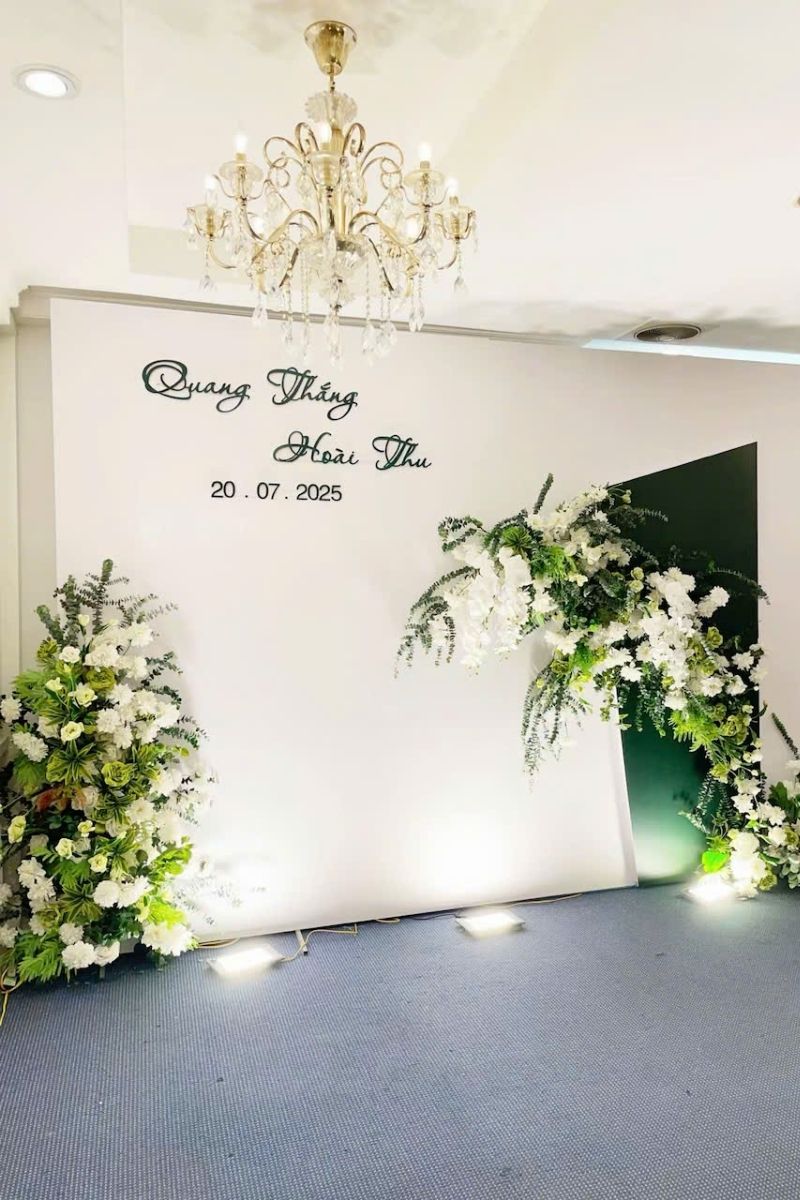 phong anh cuoi treo san khau 1